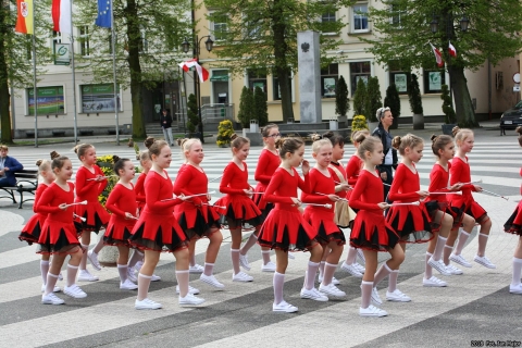 MOD Red Swing Low i mażoretki podczas obchodów 25-lecia działalności PSONI i Międzynarodowego Dnia Godności Osoby z Niepełnosprawnością Intelektualną