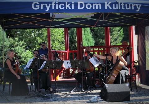 „Gryfickie Lato Muzyczne – niedzielne koncerty w Ogrodzie Japońskim” - relacja z koncertu A.Quartet - “W małym kinie”