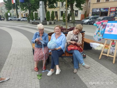 Fotorelacja ze Światowego Dnia Dziergania w miejscach publicznych